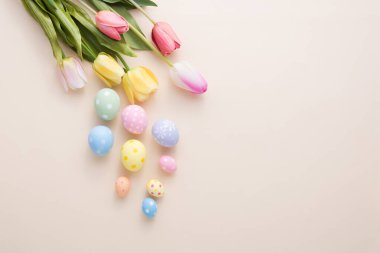 Kağıt zemin üzerinde renkli yumurtalar ve çiçek süslemesi için fotokopi alanı olan Paskalya Gününüz kutlu olsun..