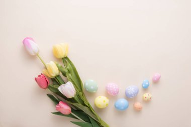 Kağıt zemin üzerinde renkli yumurtalar ve çiçek süslemesi için fotokopi alanı olan Paskalya Gününüz kutlu olsun..