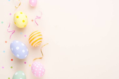 Mutlu Paskalya Günü dekorasyonu. Kağıt arkaplanda renkli yumurtalar. Kopya alanı ile birlikte..