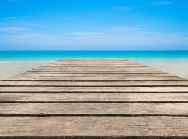 Tahta köprü, sahil yolu ve güzel gökyüzü..