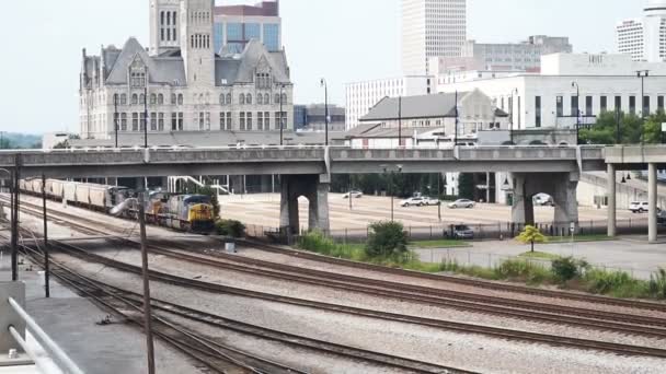 Tracce ferroviarie a Nashville, Tennessee con paesaggio urbano sullo sfondo — Video Stock