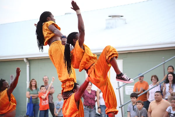 Keniaanse acrobaten Limbo — Stockfoto