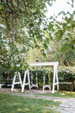 Düğünde çiçeklerle süslenmiş güzel beyaz salıncaklar..