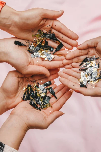 Bir tatil kadınının elinde parlak bir konfeti var..