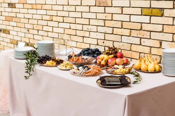 Farklı yiyeceklerle servis masası, o misafir yemek yiyebilir.