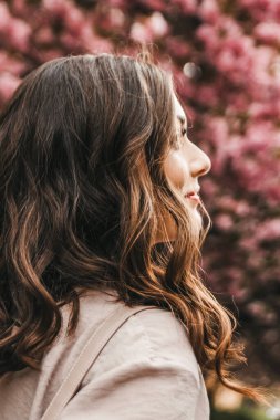 Arka planda sakura olan portresini kapat