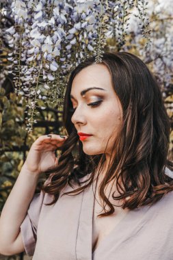 Çiçek açan Wisteria şubesinde kadın portresi