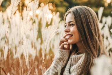 Sonbaharda tarlada gülümseyen mutlu bir kadının portresi. O...