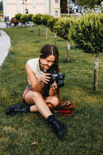 Mulher Feliz Está Olhando Para Fotos Sua Câmera Dslr Ela — Fotografia de Stock