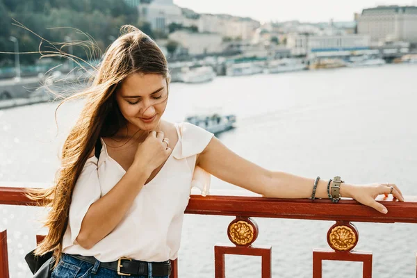 Gün batımında ilham veren mutlu bir kadının portresi. O sana emrediyor.