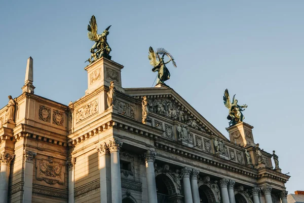 Lviv Ulusal Akademik Opera ve Bale Tiyatrosu 'nun Çatısı