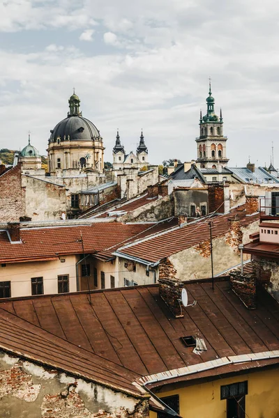 Lviv 'in şehir merkezindeki eski çatılarının görüntüsü.