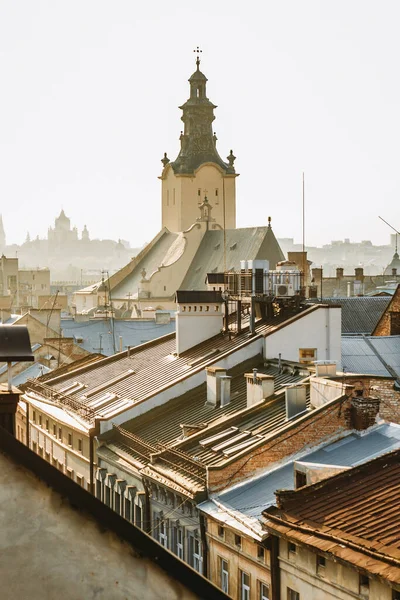 Gün batımında şehir merkezindeki Lviv çatılarının görüntüsü.