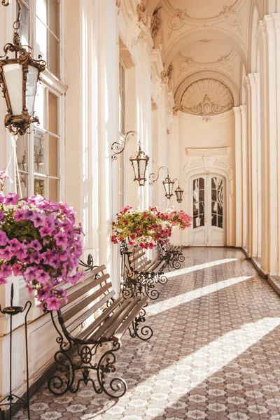 Sabah Lviv şehir merkezinde Bilim Adamları Evi 'nin balkonunda..