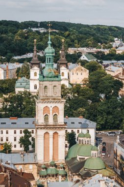 Dormition Kilisesi ve Lviv 'in diğer eski çatılarının manzarası 
