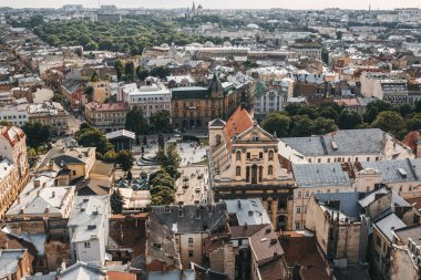 Lviv şehir merkezi binalarının görüntüsü.