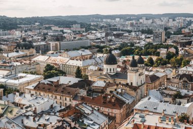 Lviv şehrindeki Şekil Değiştirme ve Opera Evi Kilisesi Manzarası