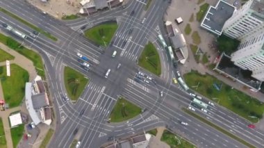 Minsk, Belarus 'taki arabaların dairesel trafiğinin hava aracı videosu.