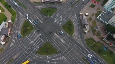 Minsk, Belarus 'taki arabaların dairesel trafiğinin hava aracı videosu.
