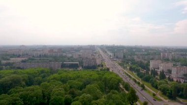 Minsk, Belarus 'un merkez caddelerinin insansız hava aracı videosu.