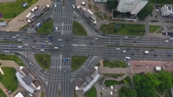 Drohnenvideo des Kreisverkehrs von Autos Minsk, Weißrussland — Stockvideo