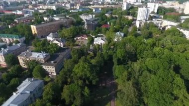 Minsk, Belarus 'un merkez caddelerinin insansız hava aracı videosu.