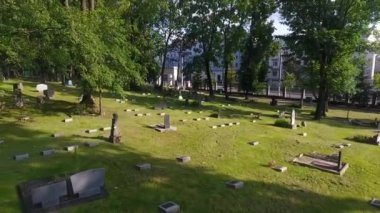 Askeri mezarlığın insansız hava aracı videosu. Beyaz Rusya, Minsk