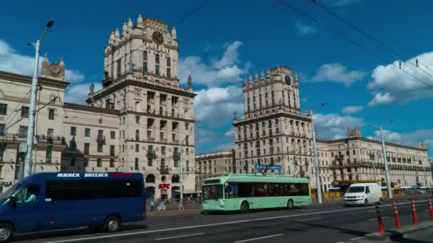 Два здания башен - ворота Минска. Минск, Беларусь - время истекло — стоковое видео