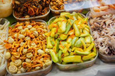 Sebze pazarında çeşitli sebzeler satmak.