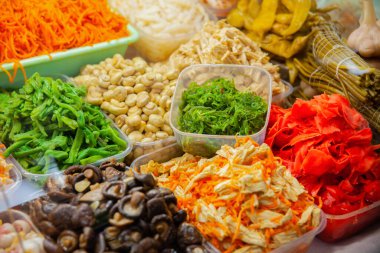 Sebze pazarında çeşitli sebzeler satmak.