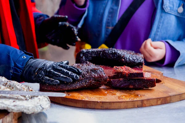 Homem Mulher Examinam Bifes Carne Foto Alta Qualidade — Fotografia de Stock