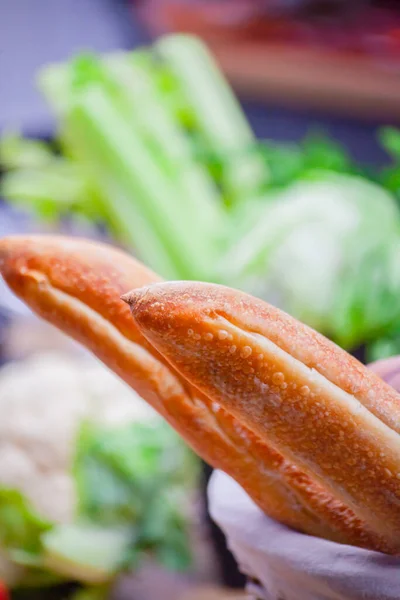 Verschillende soorten vers brood in de keuken — Stockfoto