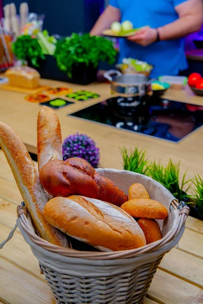 Diferentes tipos de pan fresco en la cocina — Foto de Stock