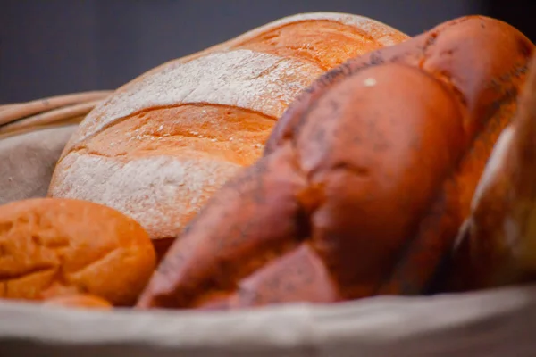 Verschiedene Arten Von Frischem Brot Der Küche Hochwertiges Foto — Stockfoto