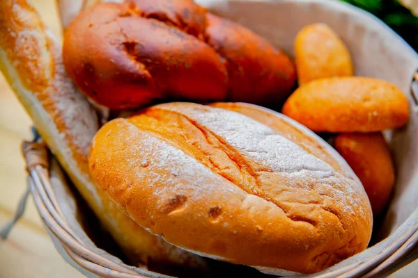 Verschiedene Arten Von Frischem Brot Der Küche Hochwertiges Foto — Stockfoto