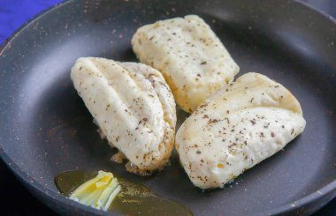 Izgara tavada kızarmış Halloumi peyniri. Yüksek kalite fotoğraf