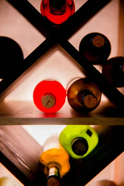 Muchas Botellas Vino Vidrio Los Estantes Vino Con Iluminación Foto — Foto de Stock