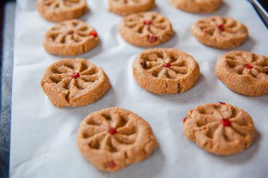 Bir sürü taze pişmiş yulaflı kurabiye. Yüksek kalite fotoğraf