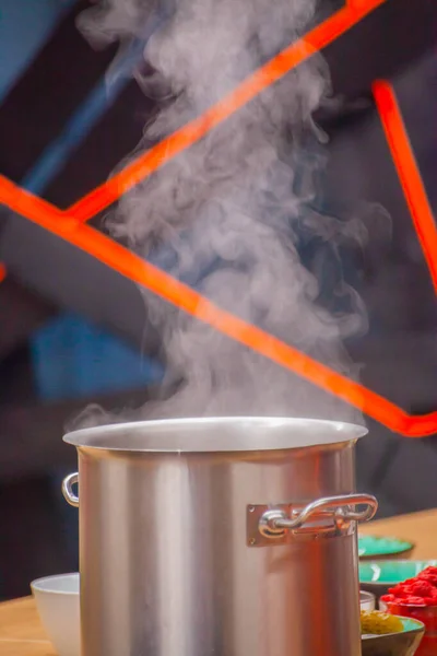 Sopa Cerca Una Cacerola Está Preparando Cocina Foto Alta Calidad — Foto de Stock