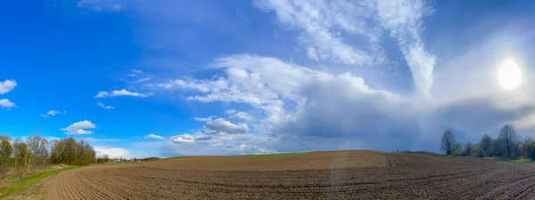 화창 한 날 쟁기 질을 한 밭의 파노라마 — 스톡 사진