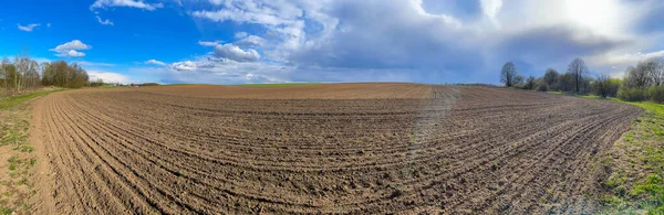 Panorama de un campo arado preparado en un día soleado —  Fotos de Stock