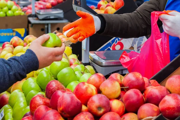 Almát Árul Zöldségpiacon Kiváló Minőségű Fénykép — Stock Fotó