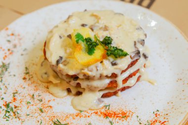 Patatesli gözleme ve sos çok güzel servis edilmiş. Yüksek kalite fotoğraf