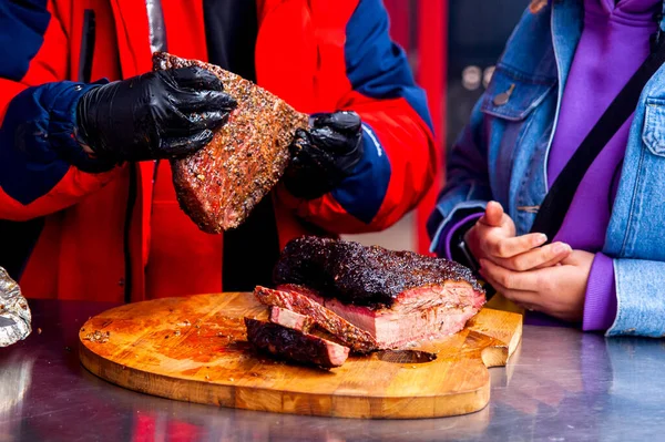 Uomo Donna Esaminano Bistecche Carne Foto Alta Qualità — Foto Stock