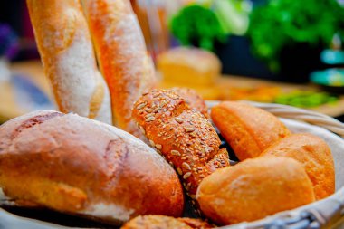 Mutfakta farklı türde taze ekmek var.