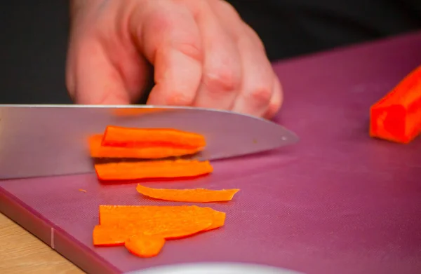 Нарезание Свежей Моркови Кухне Крупным Планом Высокое Качество Фото — стоковое фото