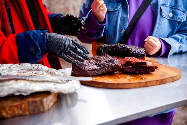 Hombre Mujer Examinan Filetes Carne Foto Alta Calidad — Foto de Stock