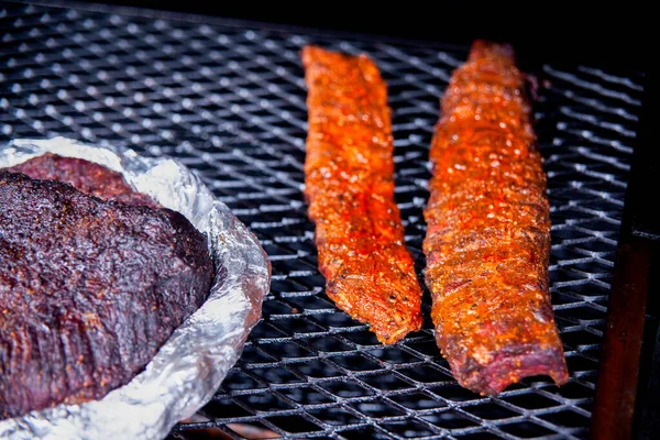 Primo piano di carne sulla griglia barbecue — Foto Stock