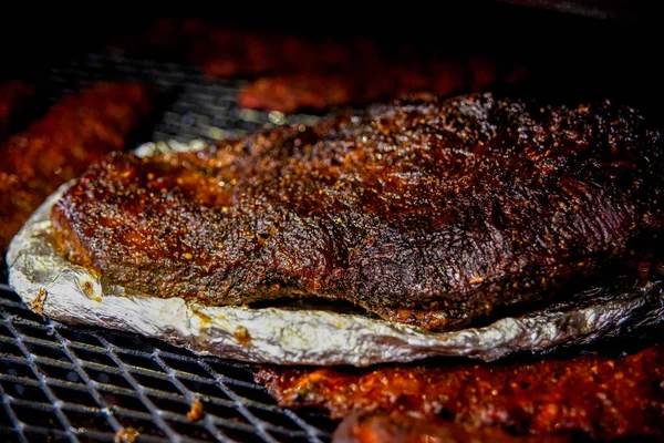 Крупный план мяса на гриле для барбекю — стоковое фото