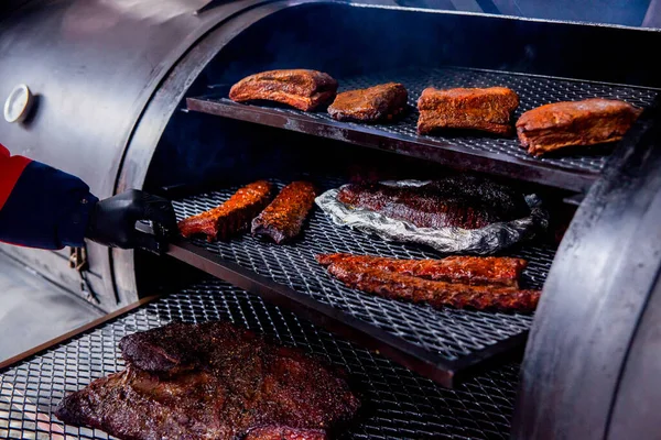 Primo piano di carne sulla griglia barbecue — Foto Stock